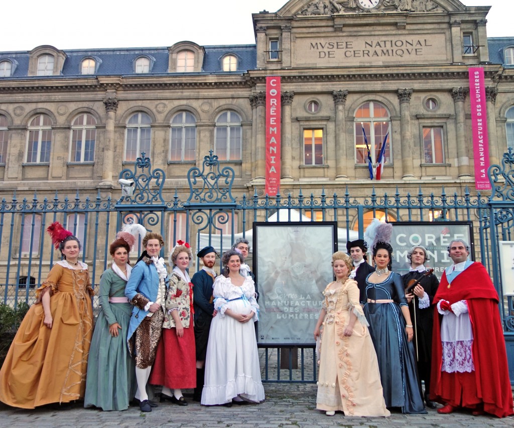 Notre petit groupe devant le musée en costumes de la 2e moitié du 18e siècle || Our little company in front of the museum with our costumes (2d half of the 18th century).