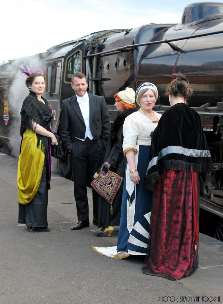 05_ Arrivée Bluebell railway train