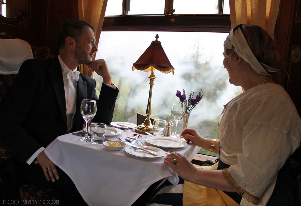 08_1912 diner in a train